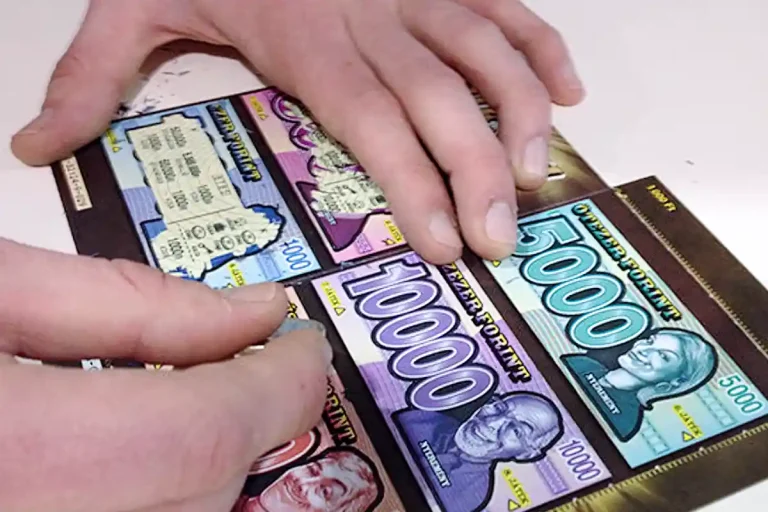 Buksza kaparós sorsjegy lekaparás közben, pénznyeremények feltüntetve 1000 és 10 000 forint között.
