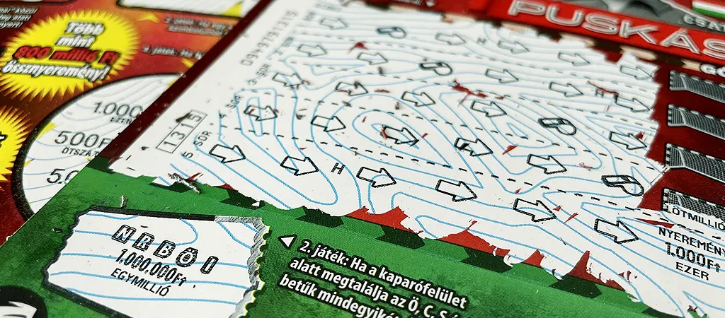 Lekapart kaparós sorsjegy közelről, ahol jól kivehetők a nyerő szimbólumok