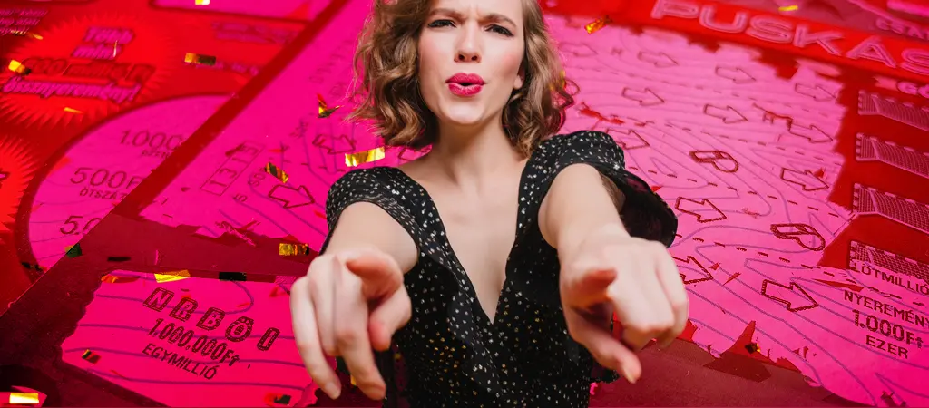 Előre mutat&oacute; nő kapar&oacute;s sorsjegyekkel teli h&aacute;tt&eacute;r előtt, &eacute;l&eacute;nk sz&iacute;nekkel &eacute;s nyerem&eacute;nyeket id&eacute;ző hangulattal