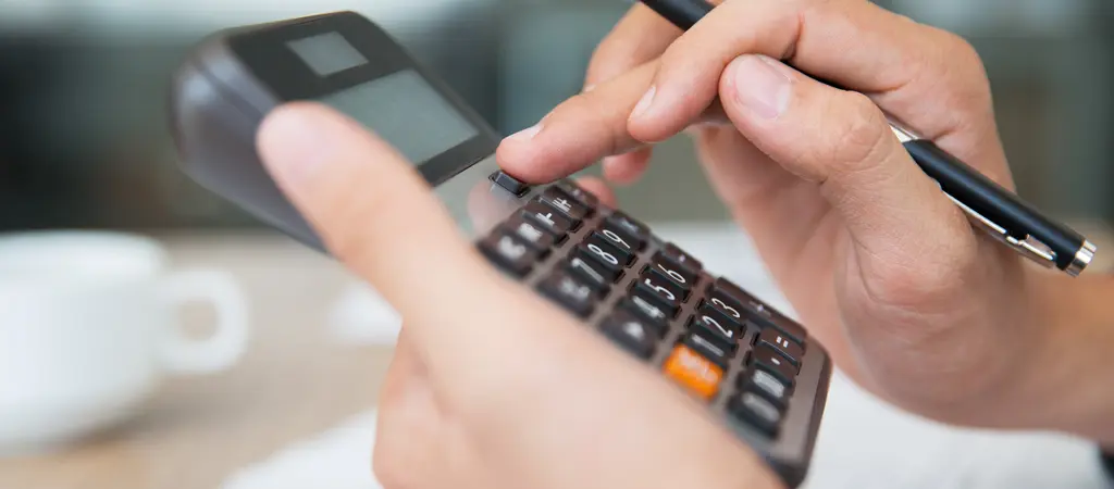 Sz&aacute;mol&oacute;g&eacute;p &eacute;s ceruza nyerem&eacute;nyad&oacute;val kapcsolatos adatok ellenőrz&eacute;s&eacute;t &eacute;s sz&aacute;mol&aacute;s&aacute;t bemutatva