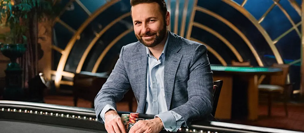 Daniel Negreanu profi pókerjátékos versenyasztalnál zsetonokkal a World Series of Poker hangulatában