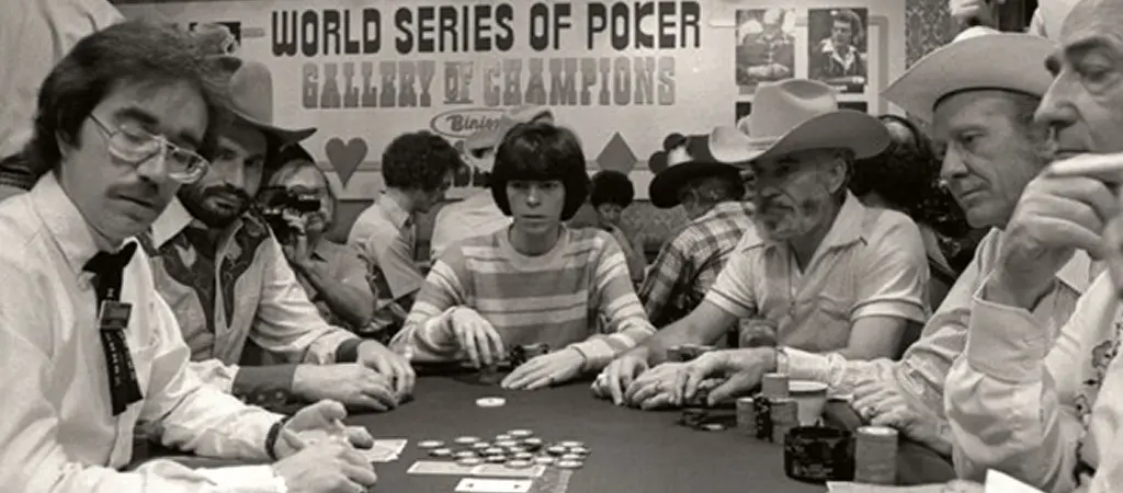 Johnny Moss legendás pókerjátékos archív World Series of Poker versenyen több játékos társaságában