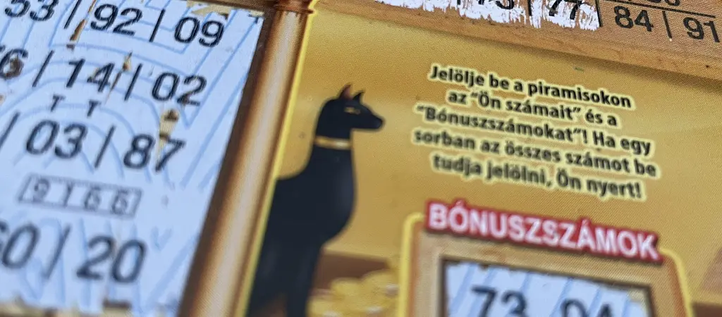 Kapar&oacute;s sorsjegy r&eacute;szlete betűs &eacute;s sz&aacute;mos mezőkkel, amelyek a nyerem&eacute;nyek &eacute;s a kifizet&eacute;sek k&ouml;z&ouml;tti &ouml;sszef&uuml;gg&eacute;st szeml&eacute;ltetik a j&aacute;t&eacute;k fel&uuml;let&eacute;n