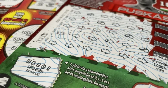 Kaparós sorsjegy grafikus borítóképe, amely a nyeremény kifizetésének folyamatát és a nyertes mezők felismerését mutatja be