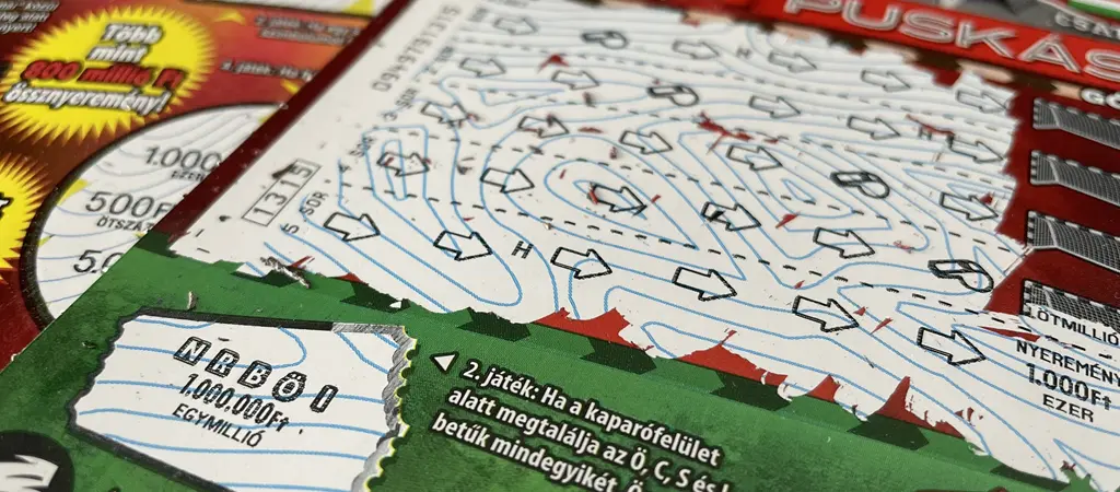 Kapar&oacute;s sorsjegy lekapart mezőkkel, amiken a lehets&eacute;ges nyerem&eacute;nyek &ouml;sszegei l&aacute;tsz&oacute;dnak