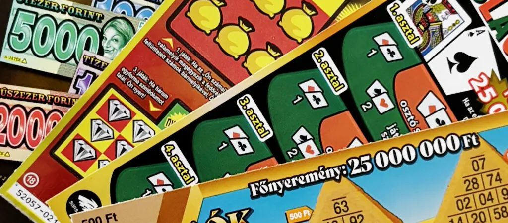 Nyerem&eacute;ny&ouml;sszegekkel &eacute;s j&aacute;t&eacute;kmezőkkel ell&aacute;tott kapar&oacute;s sorsjegyek r&eacute;szlete k&ouml;zelről, amelyek a nyer&eacute;si es&eacute;lyek &eacute;s a visszafizet&eacute;si ar&aacute;ny műk&ouml;d&eacute;s&eacute;nek bemutat&aacute;s&aacute;ra szolg&aacute;lnak