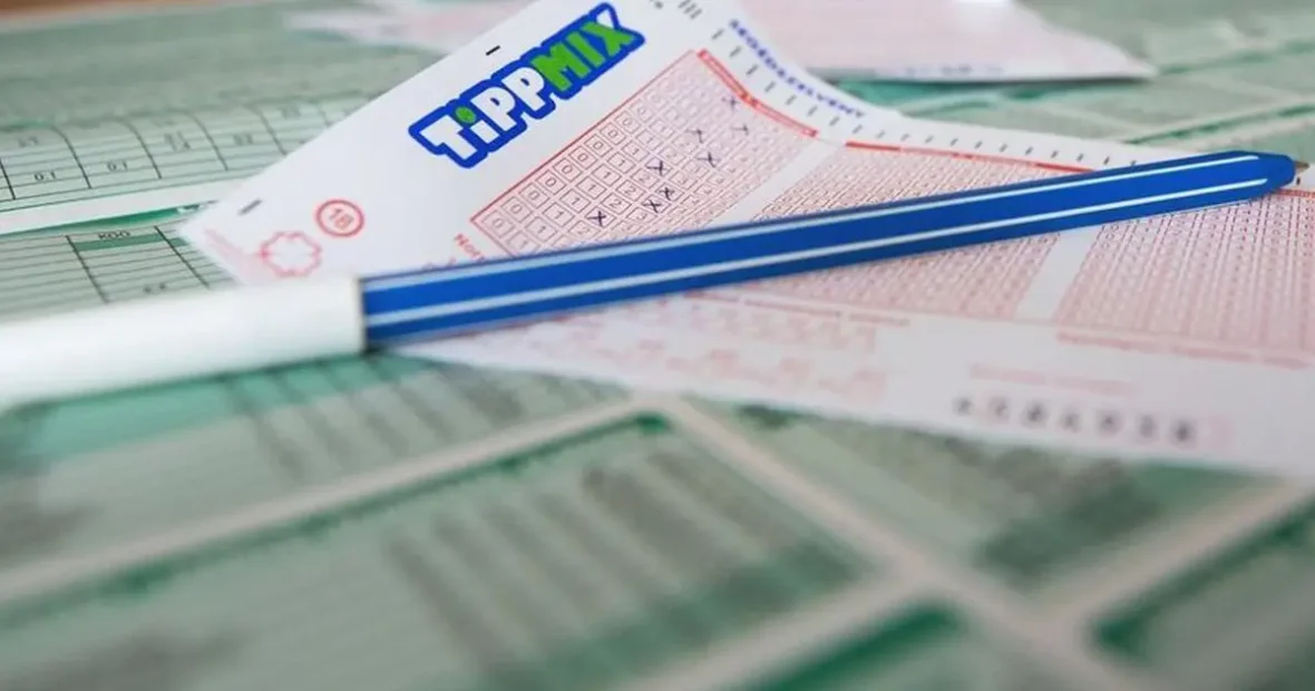 Kitöltött Tippmix szelvény és toll egy asztalra helyezve