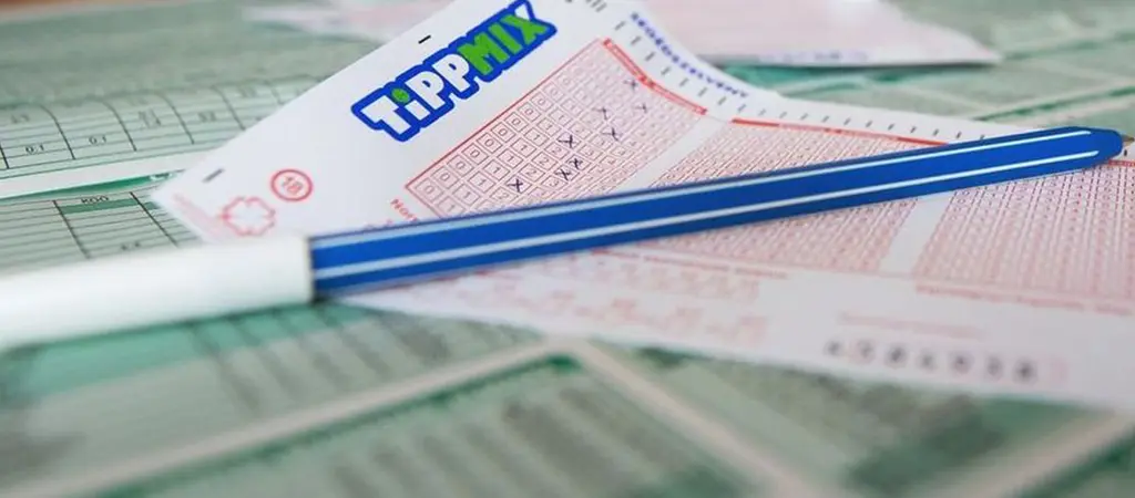 Tippmix szelvény tollal az asztalon, a szelvény kitöltésének és ellenőrzésének pillanatában