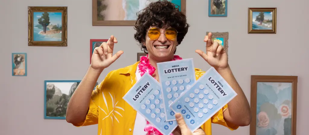 Vidám férfi sorsjegyekkel, a papír alapú és a digitális sorsjegyek témájának hangulata