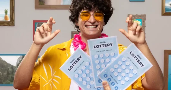 Mosolyg&oacute; f&eacute;rfi t&ouml;bb sorsjeggyel a kez&eacute;ben, a pap&iacute;r alap&uacute; &eacute;s a digit&aacute;lis sorsjegyek t&eacute;m&aacute;j&aacute;nak illusztr&aacute;ci&oacute;ja