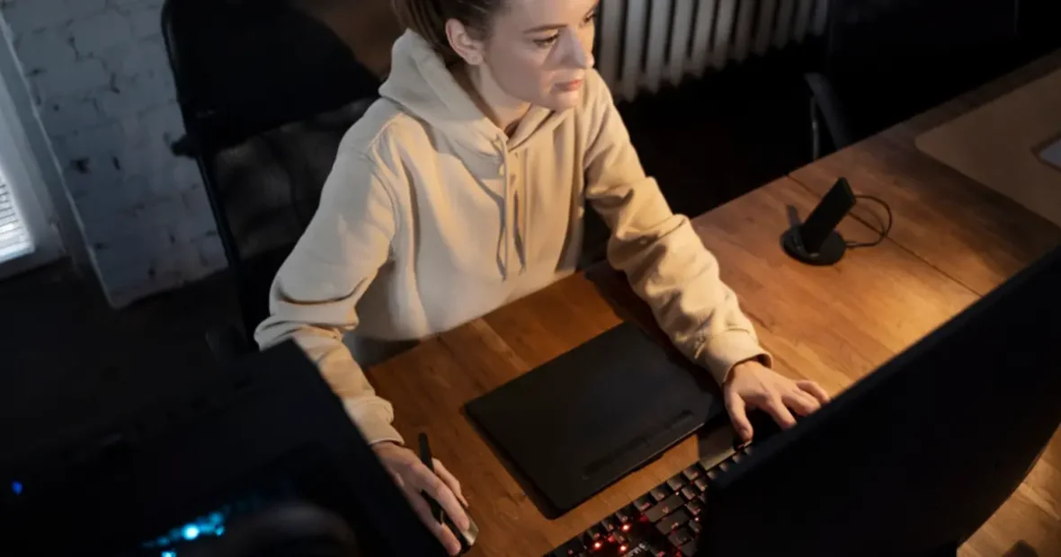 Online kaszinó kiberbiztonság és csalás elleni védelem, digitális környezetben játszó felhasználó