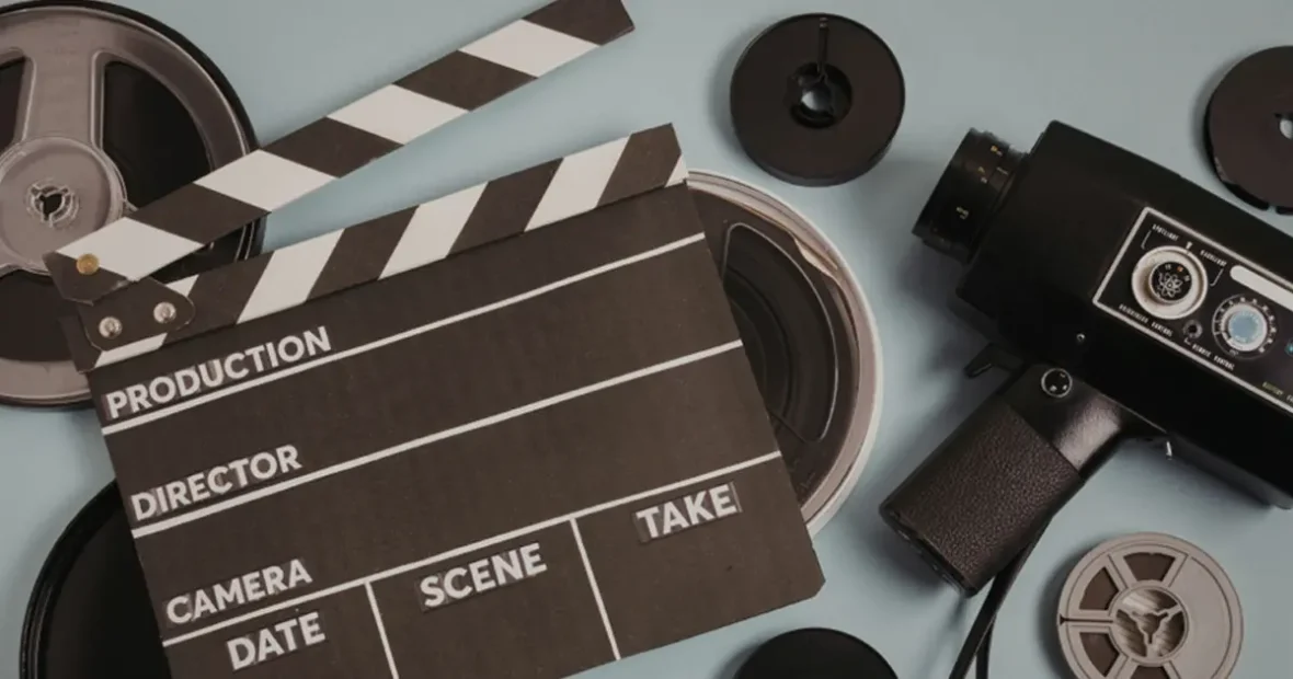 Kamera és filmes kellékek felülnézetből, modern nyerőgépek és online kaszinó játékok vizuális stílusának illusztrációja