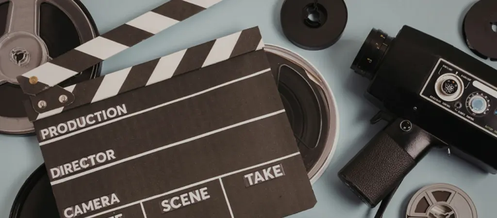 Filmes kell&eacute;kek &eacute;s kamera eszk&ouml;z&ouml;k, a modern nyerőg&eacute;pek l&aacute;tv&aacute;nyvil&aacute;g&aacute;nak filmes hat&aacute;s&aacute;ra utalva